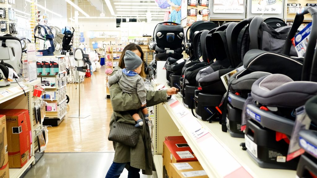 A mom with kid choosing car seat